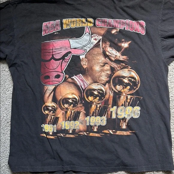 Chicago Bulls Graphic T-Shirt - Picture 2 of 2